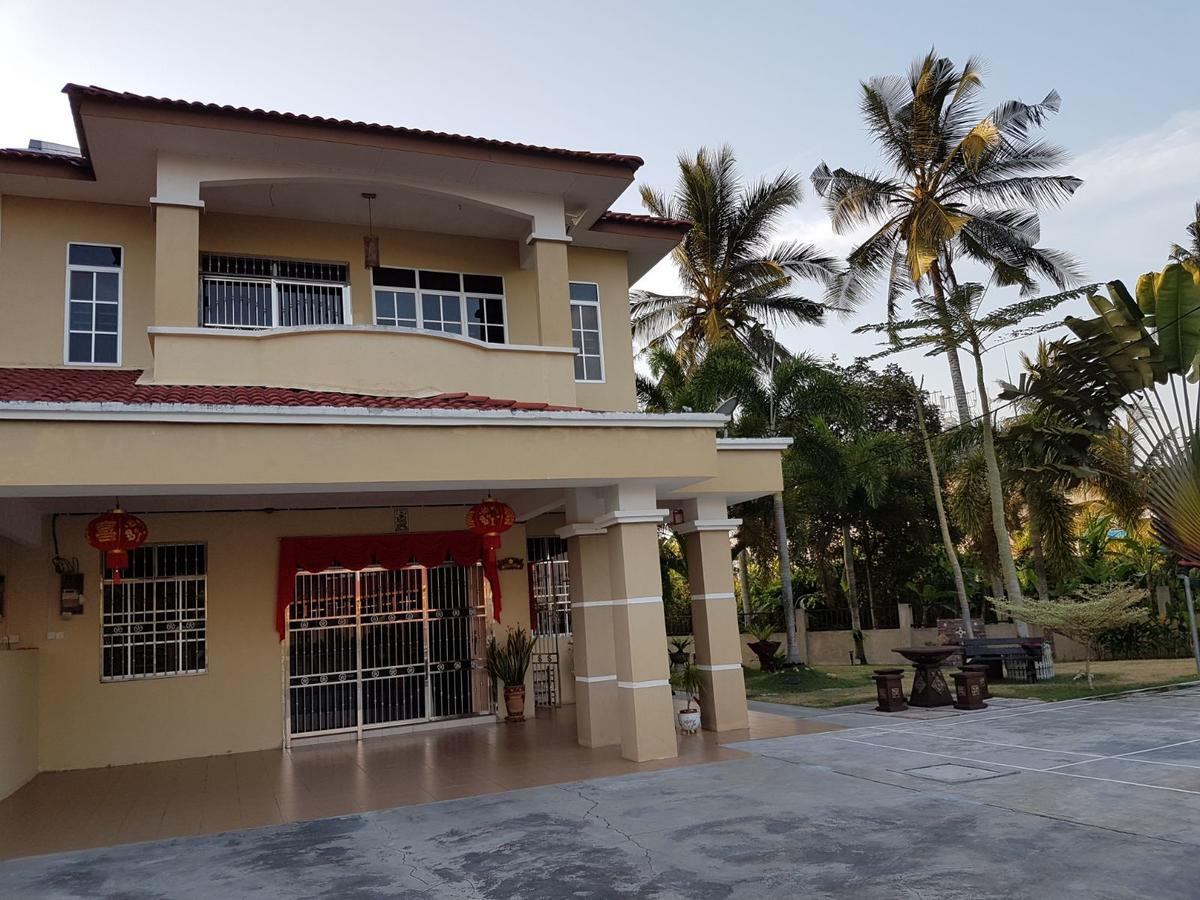 Big Garden Homestay Pantai Remis Exterior photo
