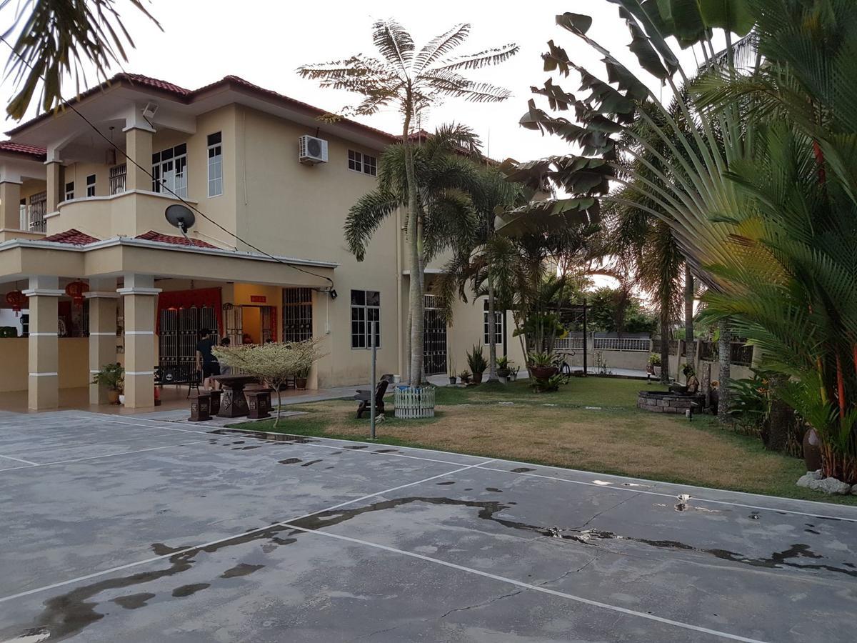 Big Garden Homestay Pantai Remis Exterior photo