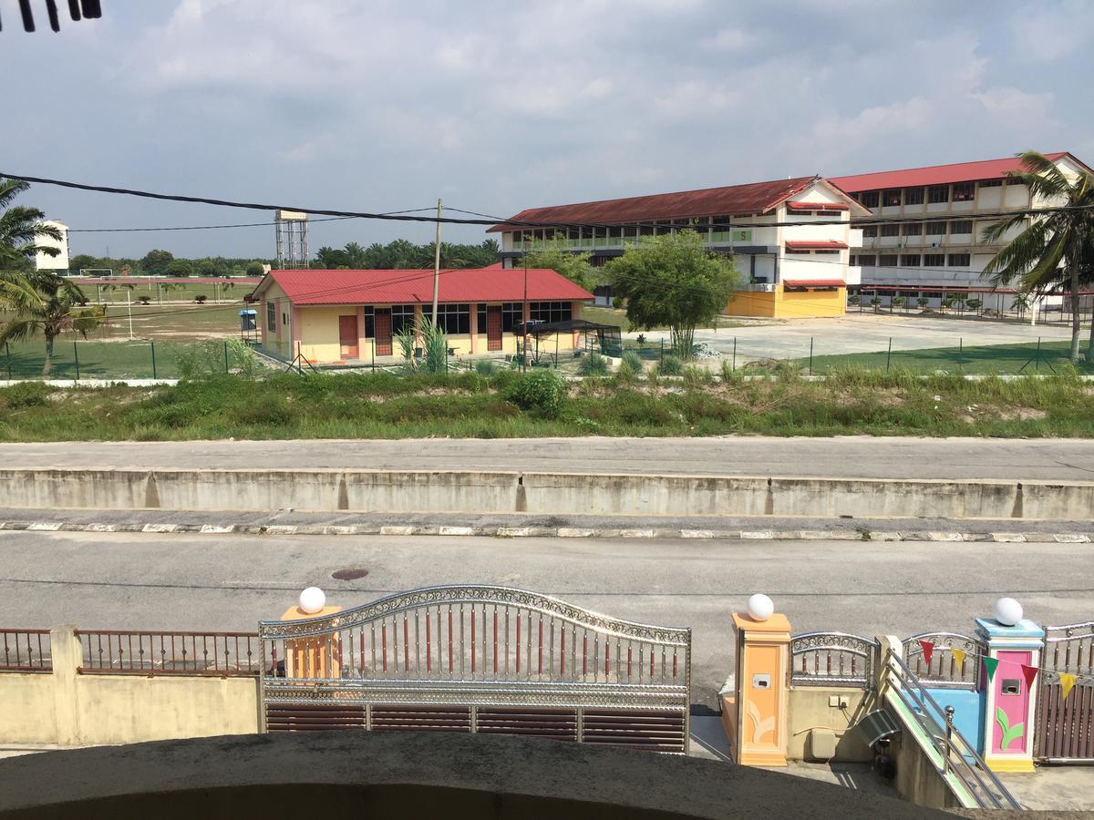 Big Garden Homestay Pantai Remis Exterior photo